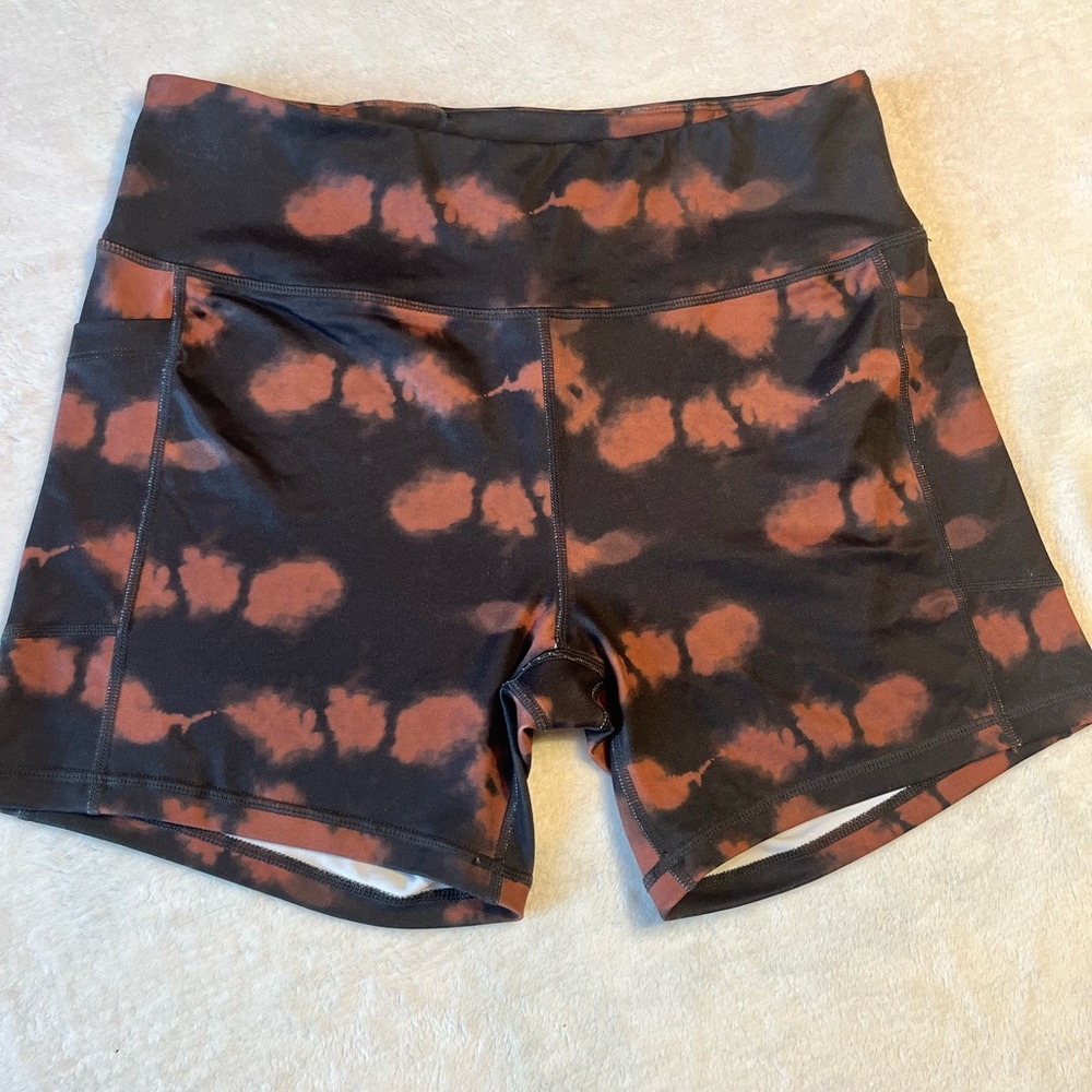 High-Rise Tie-Dye Bike Shorts — Black & Rust